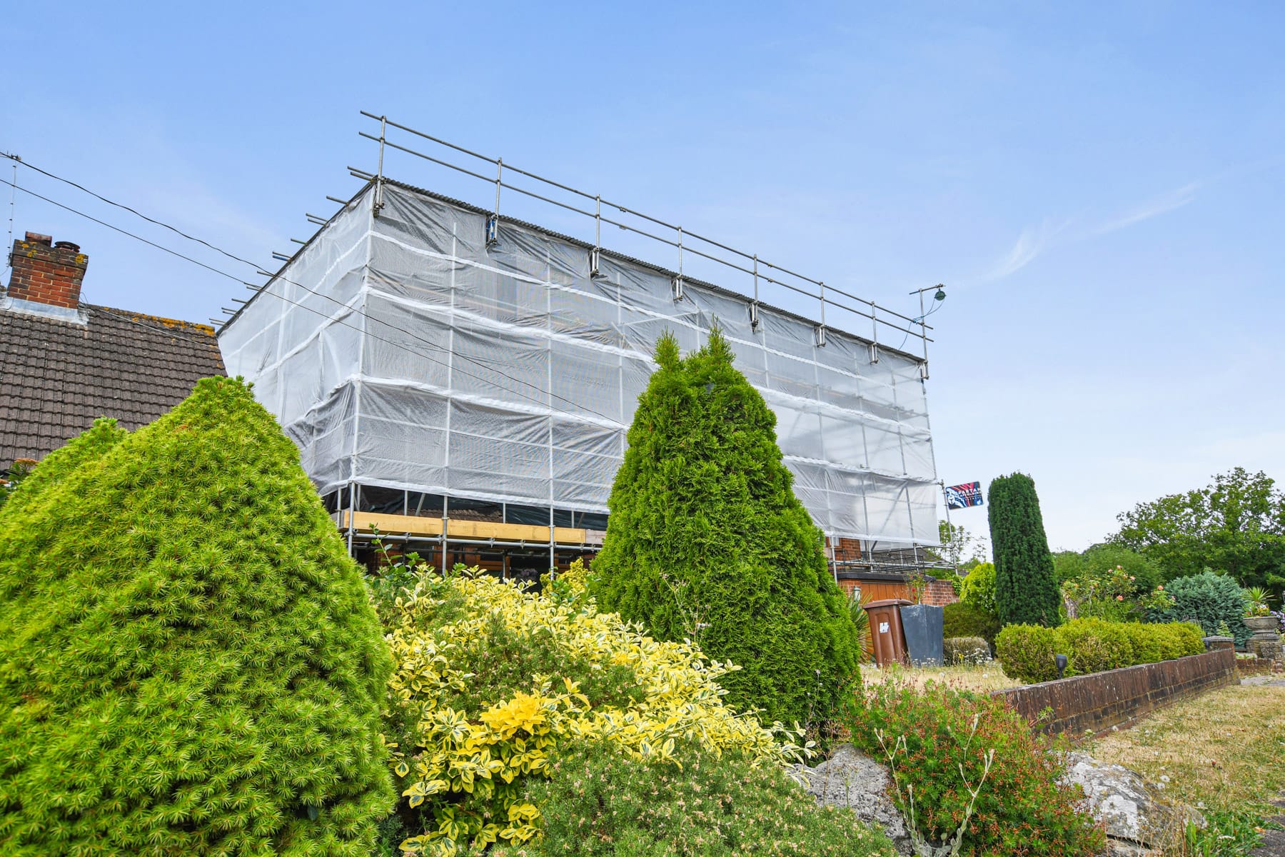 Sheeted emergency scaffold giving full weather protection to a damaged roof