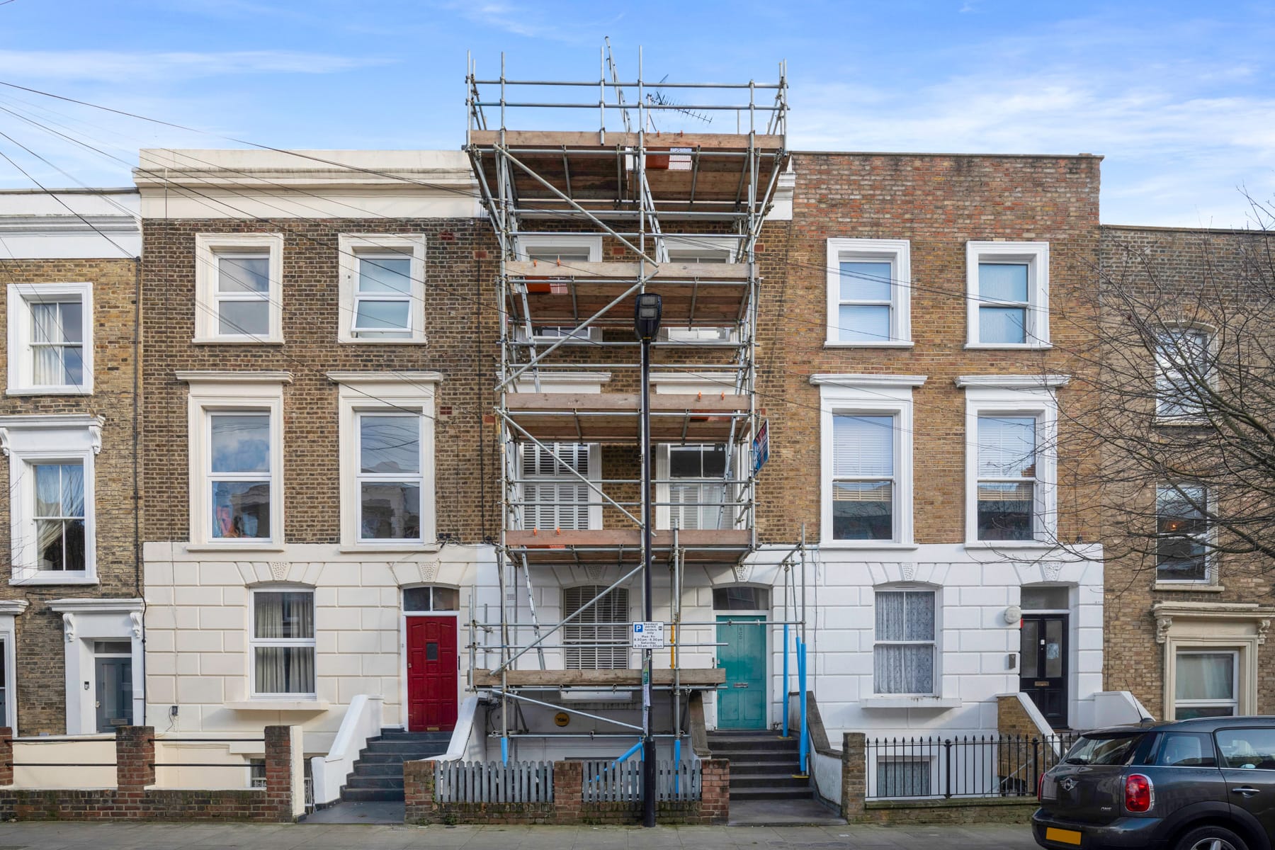 Boarded access scaffold lift on a terraced house