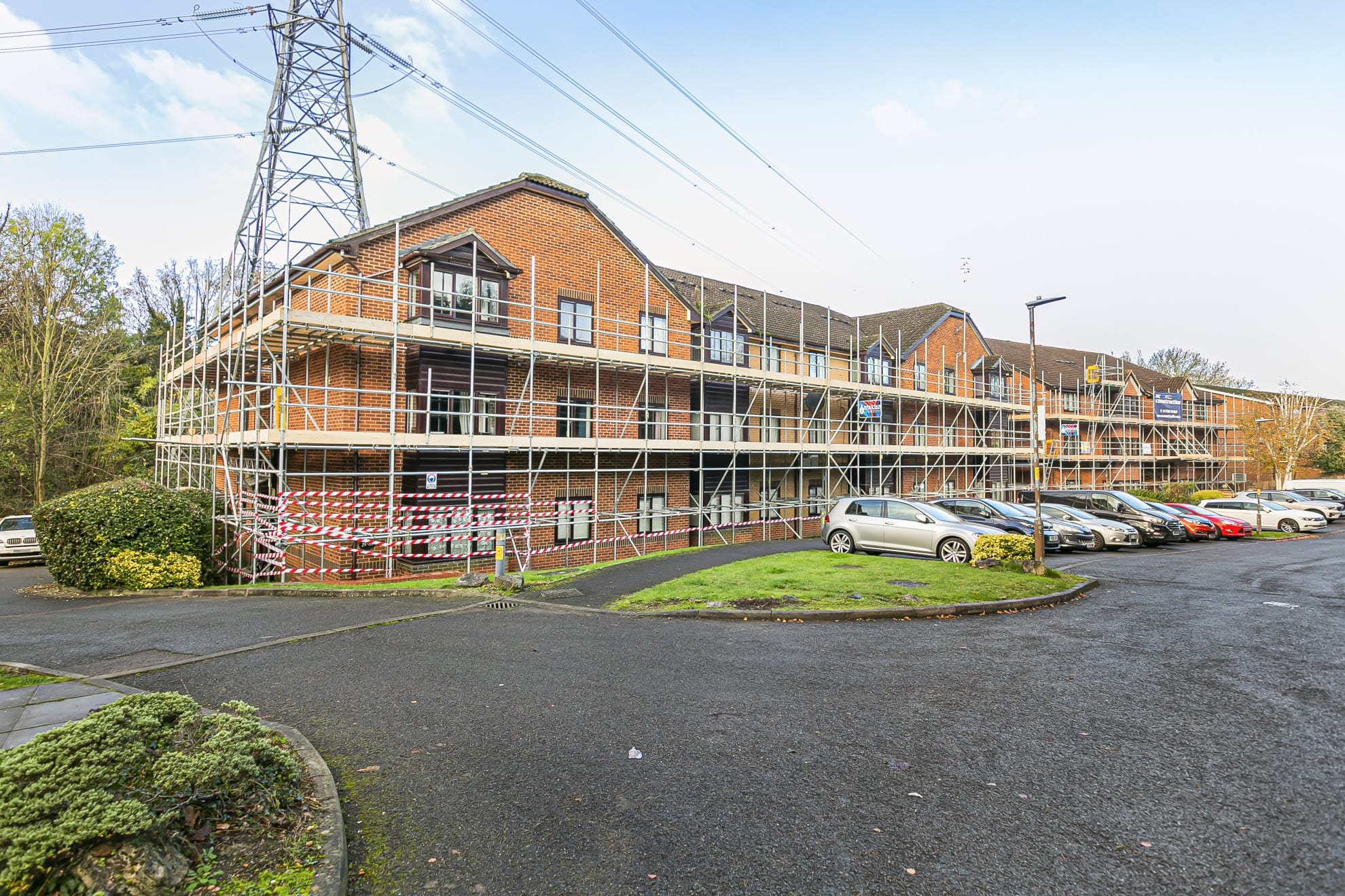 Apartment block scaffold safely set back from overhead lines